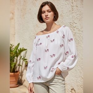 GAP Floral Embroidered White Off-Shoulder Peasant Top featuring puff sleeves EUC